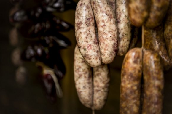 Charcuterie artisanale pour la fabrication de saucissons à l’ancienne à Hauterives